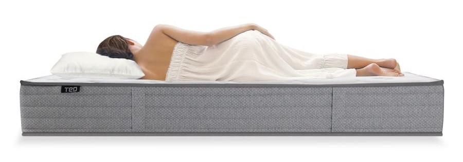 Жени лежи на матрак