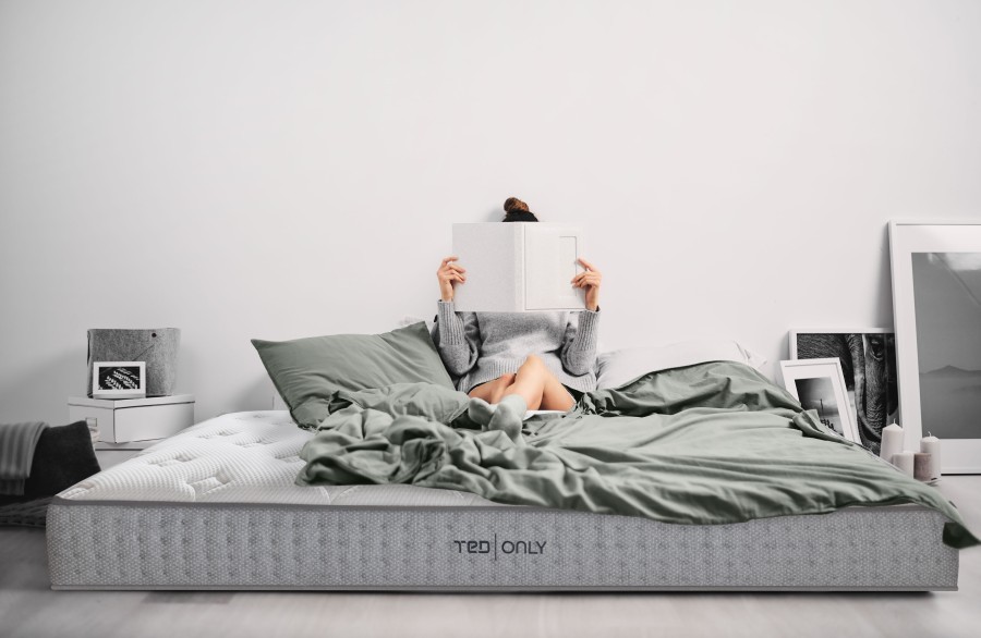 матрак TED ONLY жена, която чете книга